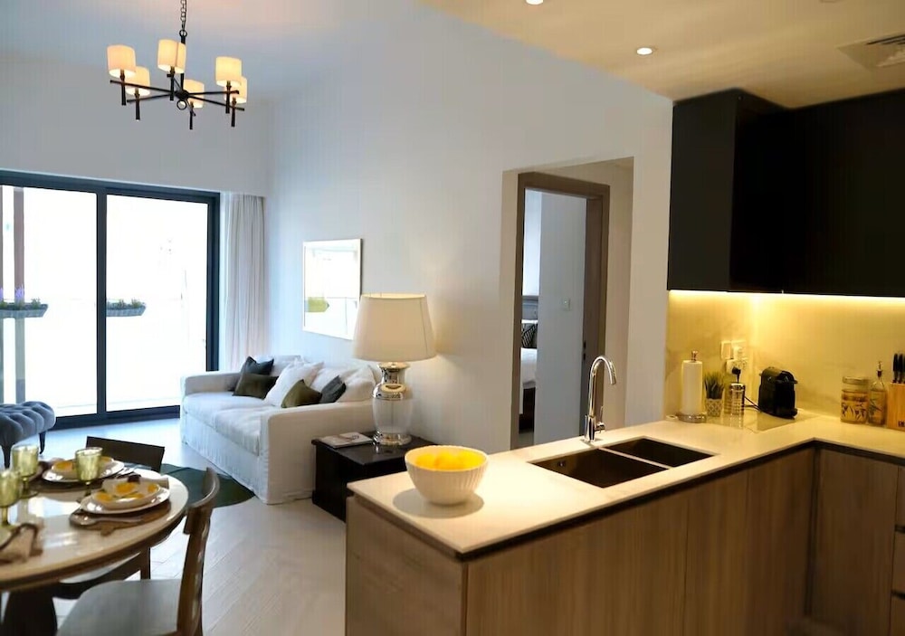 Spacious 2BR in Oxford 212 by Bespoke — 4-Star Luxury Hotel in Dubai, United Arab Emirates
