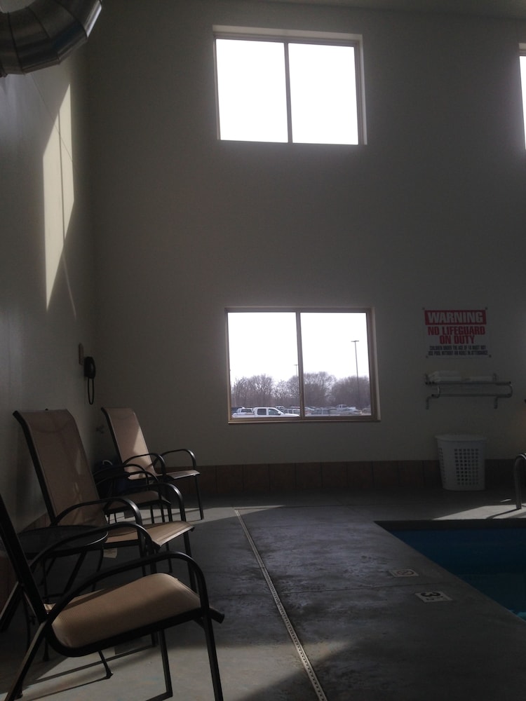 Edgewood Hotel & Suites - photo 26
