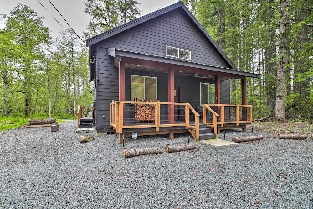 Modern Hideaway: Fire Pit 5 Mi to Mt Rainier in Ponte Vedra Beach, United States