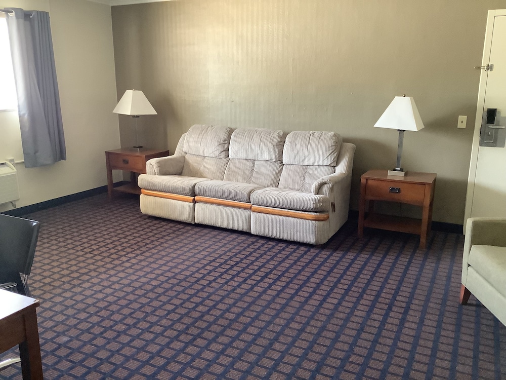 Silver Spur Vintage Inn & Suites - photo 40