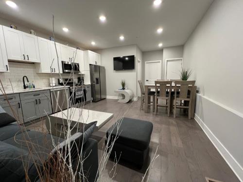 Charming 3BR 2BA with Private Patio — 4-Star Luxury Hotel in Philadelphia, United States