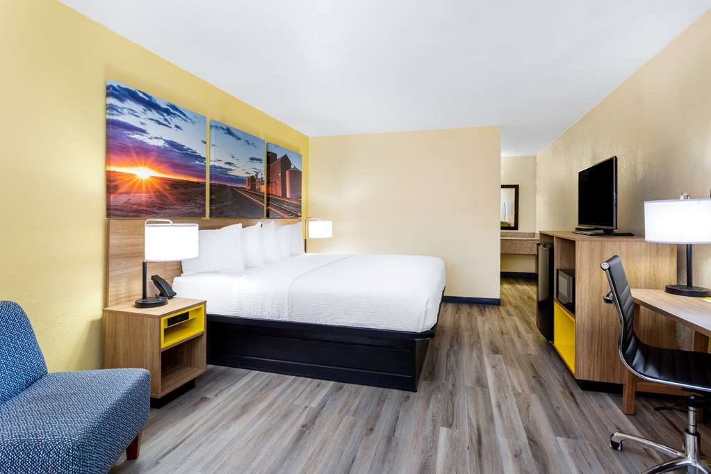 Days Inn & Suites by Wyndham Clovis - photo 2