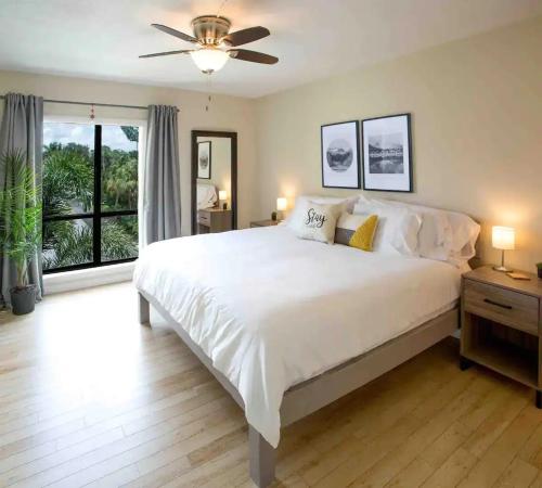 Stroll to Siesta Beach from Serene Condo — 4-Star Luxury Hotel in Siesta Key, United States