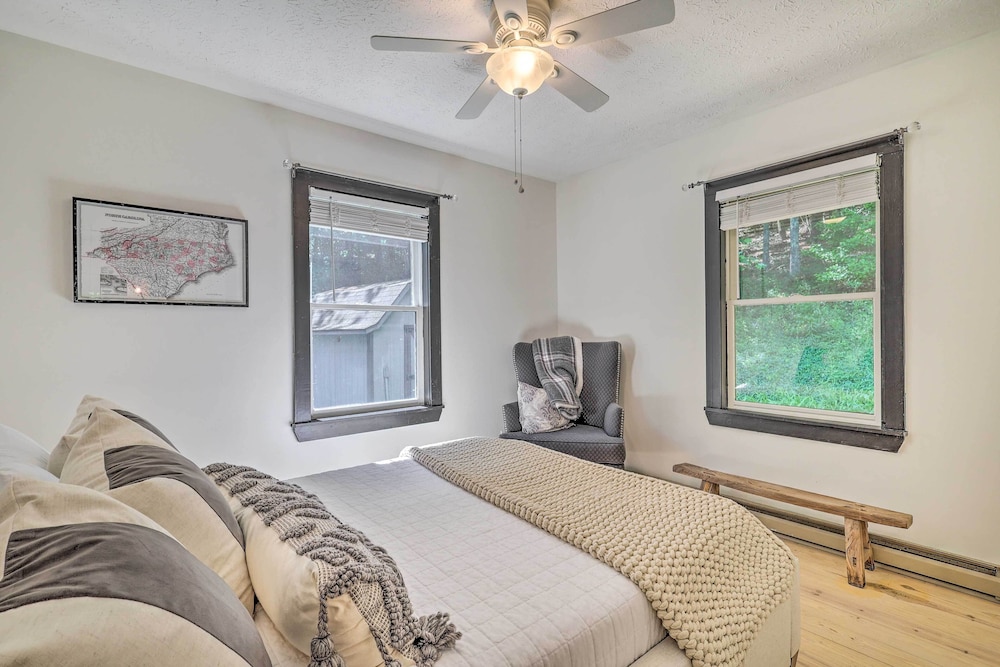 Boone Hideaway with Deck Grill and Forest Views in Boone, United States