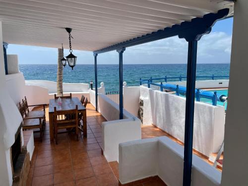 Villa Caleton — 4-Star Luxury Hotel in Puerto Del Carmen, Spain