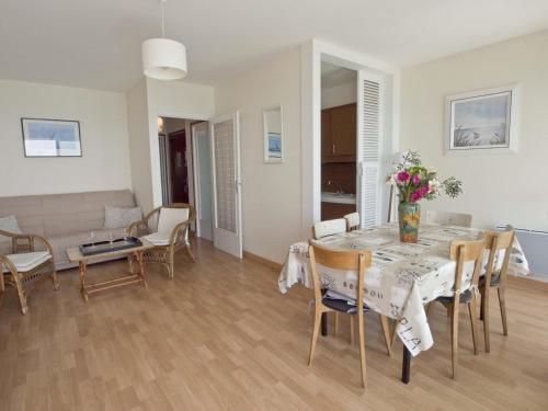Appartement Les Sables d'Olonne 3 pièces 4 personnes FR 1 92 625 — 4-Star Luxury Hotel in Les Sables-D'olonne, France