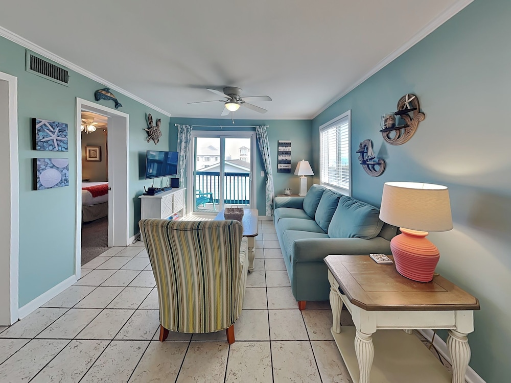 Hang Ten Hideaway pool Condo Parking 6 person max occupancy — 4-Star Luxury Hotel in Carolina Beach, United States