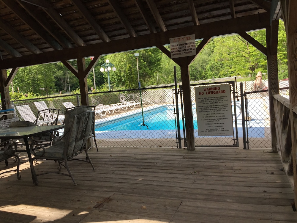 Adirondack Oasis Motel — hotel in Glens Falls