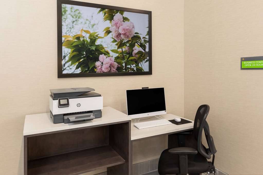 La Quinta Inn and Suites by Wyndham Jonesboro - photo 39