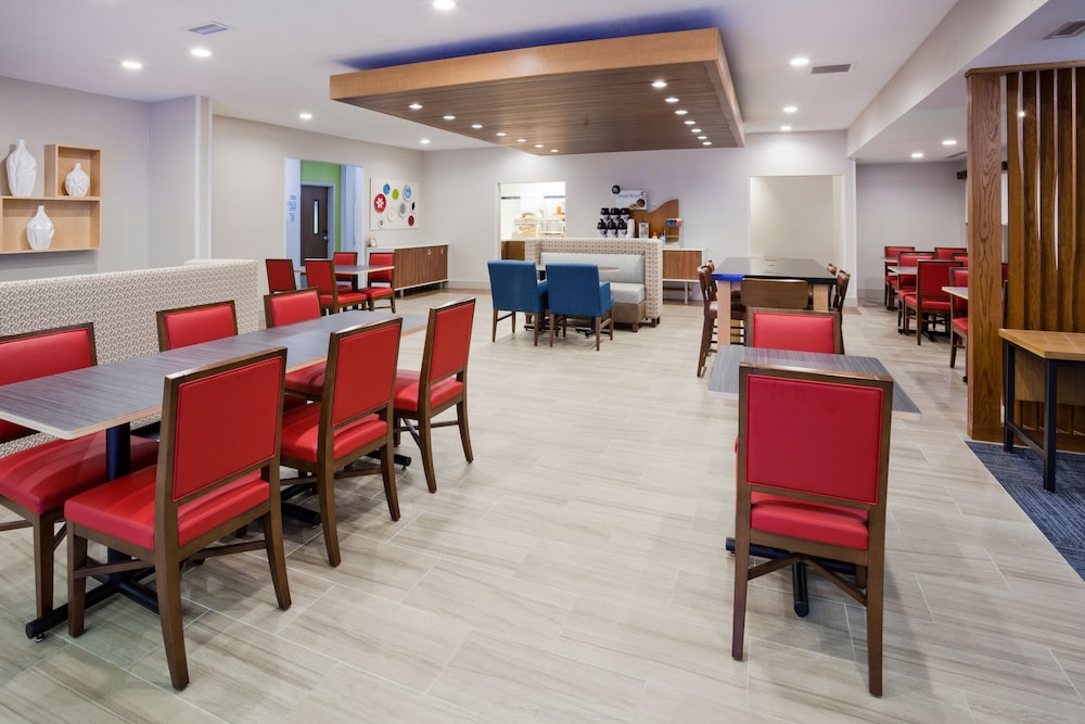 Holiday Inn Express Hotel & Suites Dickinson by IHG - photo 33