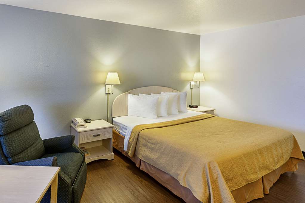 Econo Lodge San Antonio South - photo 17