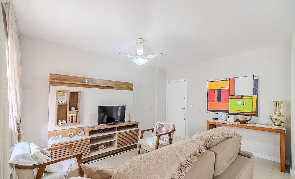 3 Bedroom apt 300m fr the Central Beach BC Idn0402