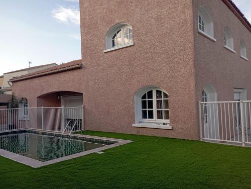 Villa Familliale 220 m2 Piscine Spa Plage Clim Wifi — 4-Star Luxury Hotel in Valras-Plage, France
