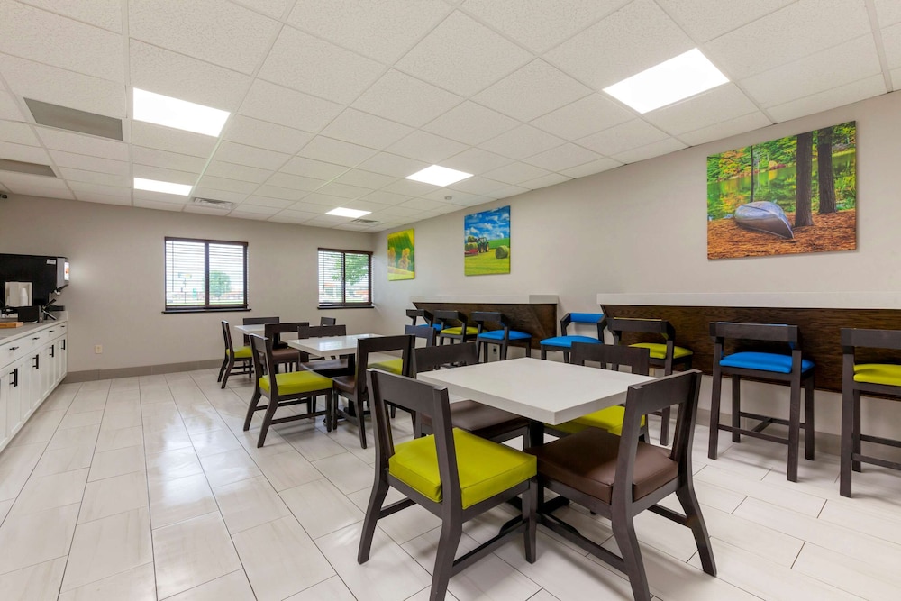 Red Roof Inn & Suites Tomah - photo 38