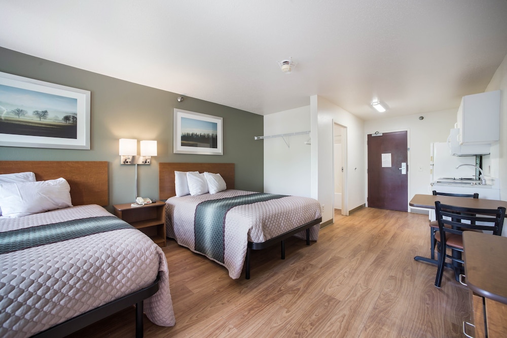 HomeTowne Studios by Red Roof St. Louis Airport N Lindbergh - photo 10