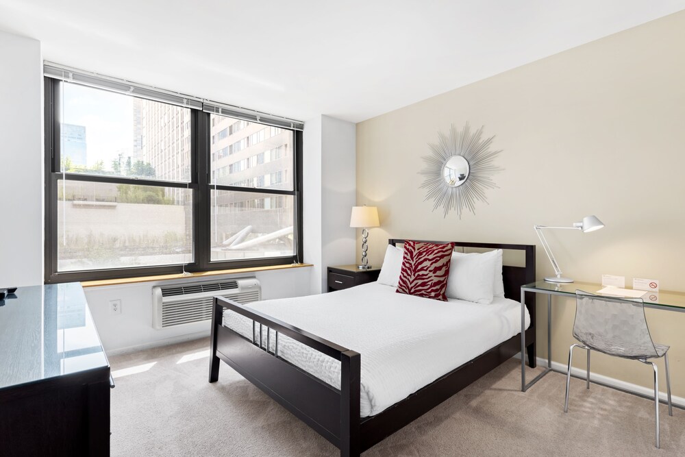 Furnished Quarters at Grove Pointe - photo 4