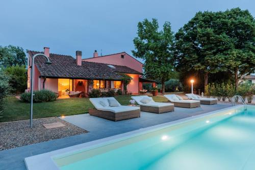 Ca Uvenere Modern Farmhouse with Pool — 4-Star Luxury Hotel in Bientina, Italy