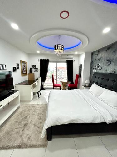 Deluxe room with king bed and Balcony at Kandi Palace — Angeles City — photo 3