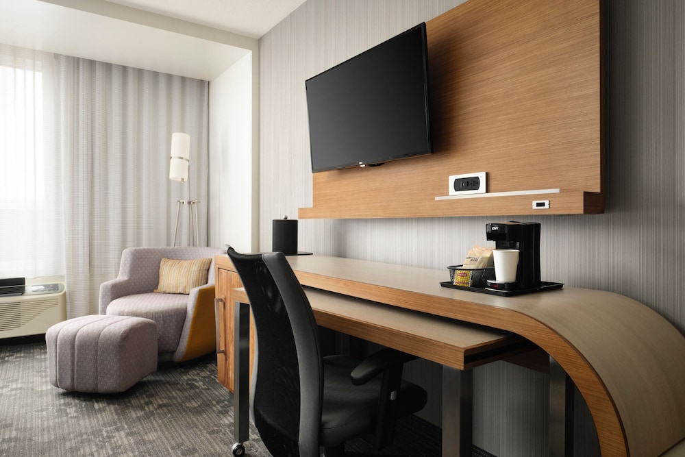 Courtyard by Marriott Erie Bayfront - photo 17