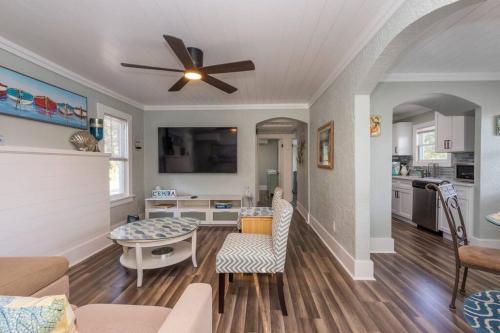 Artsea 2BR Cozy Ample Parking Near Beaches & Lecom Upstairs — 4-Star Luxury Hotel in Bradenton, United States