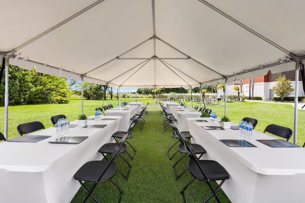 Holiday Inn Express Hotel & Suites Fort Pierce West by IHG - photo 43