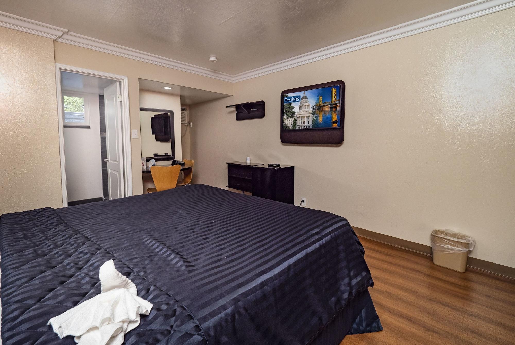 Travelodge By Wyndham Sacramento Convention Center - photo 12