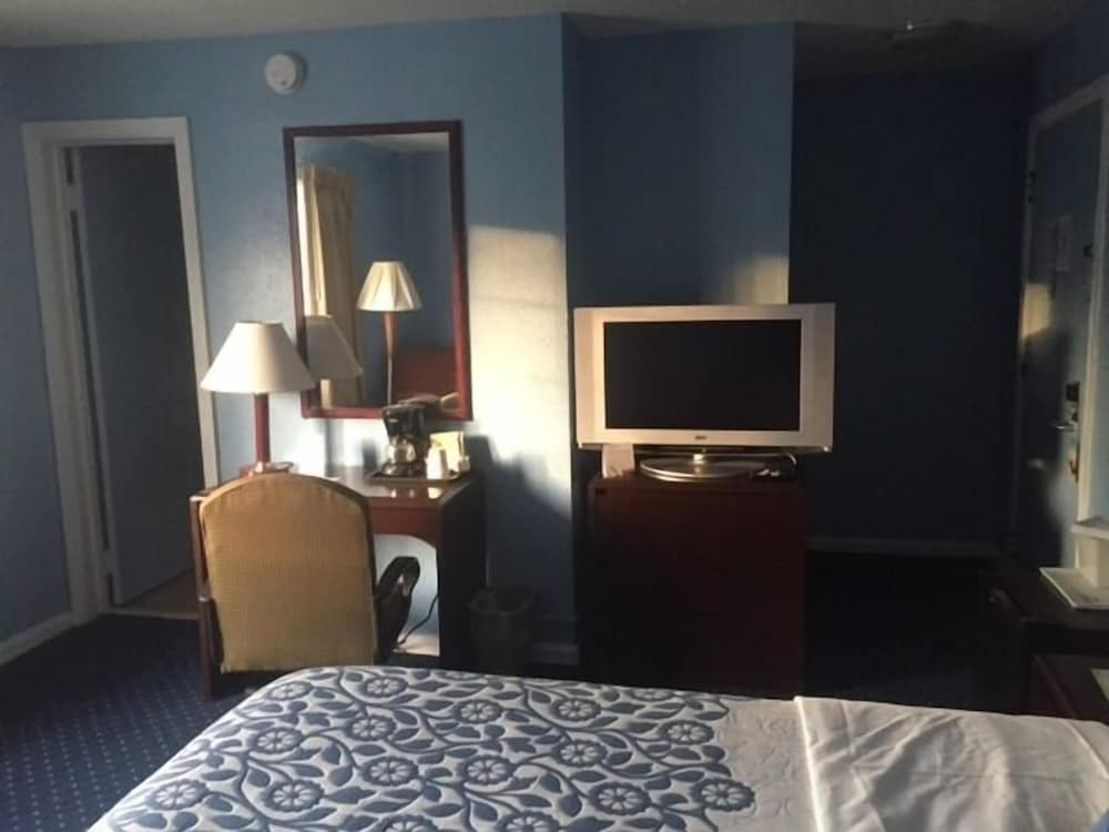 Days Inn by Wyndham Cleveland Lakewood - photo 12