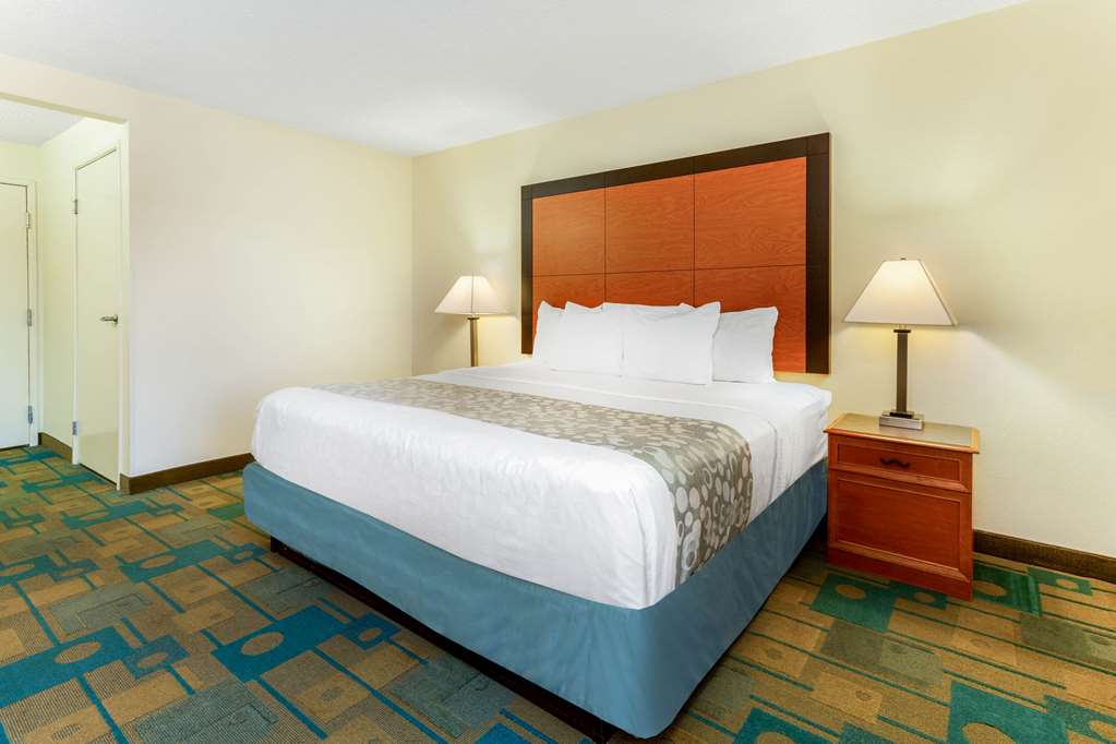 La Quinta Inn by Wyndham Chicago Willowbrook - photo 17