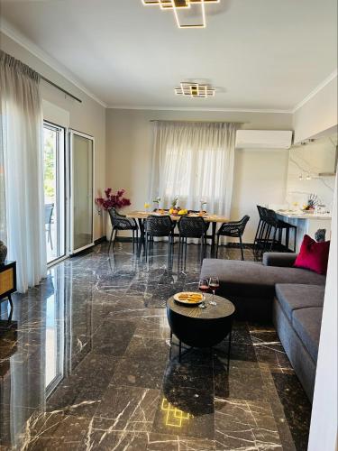 Flev's House with Jacuzzi & Rooftop BBQ — 4-Star Luxury Hotel in Kremasti, Greece