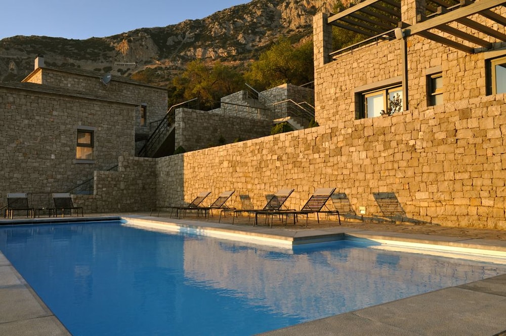 Elafivolia Arachova Suites — 4-Star Luxury Hotel in Arachova, Greece