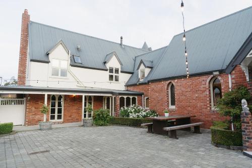 Kingsdown Manor B&B Timaru — 4-Star Luxury Hotel in Timaru, New Zealand