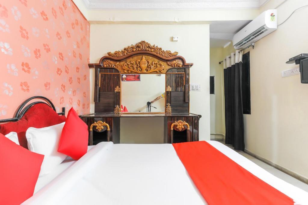 Hotel Pleasure Palace in Indore, India