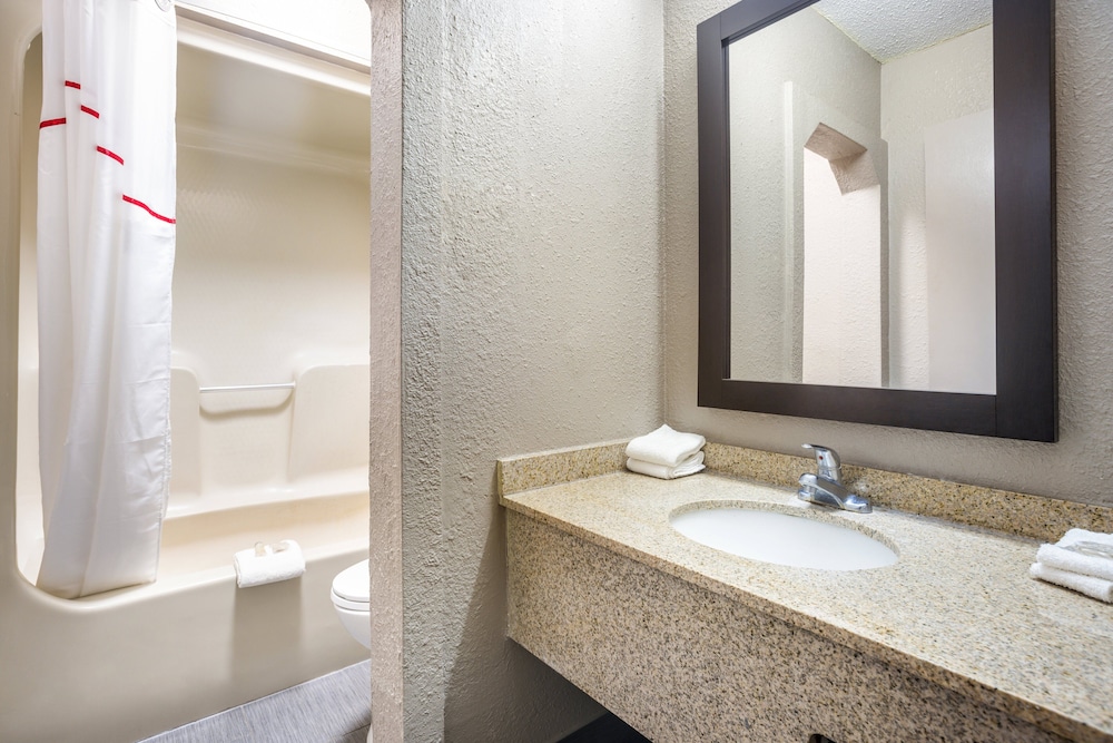 Red Roof Inn Savannah Southside Midtown - photo 16