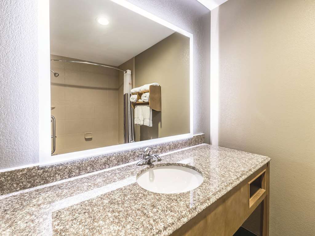La Quinta Inn & Suites by Wyndham Tulsa Catoosa Route 66 - photo 16