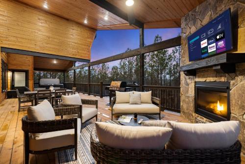 Hidden Cabin Among Pines with Hot Tub & Fire Pit — 4-Star Luxury Hotel in Broken Bow, United States