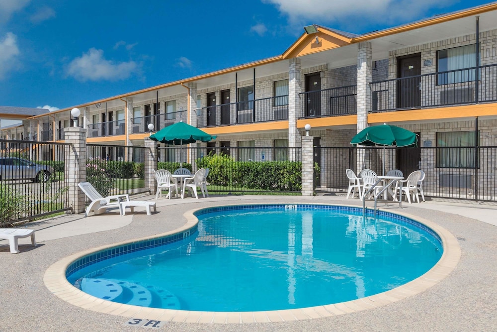 Days Inn by Wyndham San Antonio - photo 4
