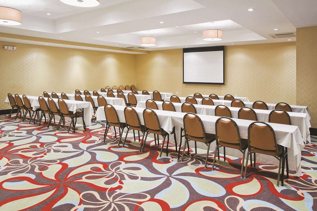 La Quinta Inn & Suites by Wyndham Hinesville Fort Stewart - photo 30
