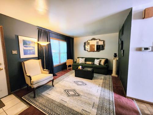 Retro 2 BR Home 6 mins to United Center with Parking — 4-Star Luxury Hotel in Chicago, United States
