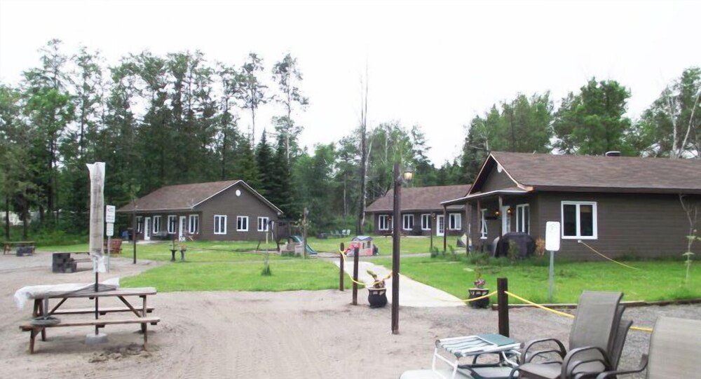 Les Chalets Baie Cascouia — 4-Star Luxury Hotel in Saguenay, Canada