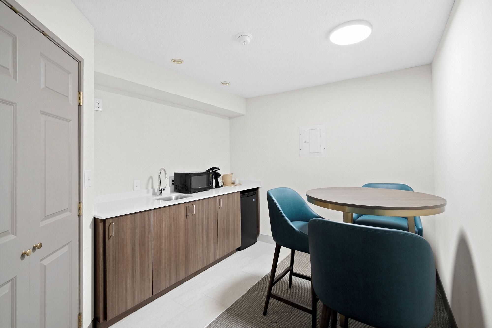 Holiday Inn Hotel & Suites Milwaukee Airport by IHG - photo 25