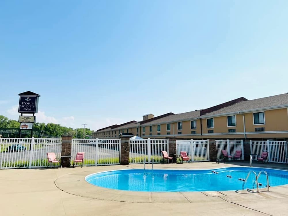 Super 8 by Wyndham Fort Scott - photo 27