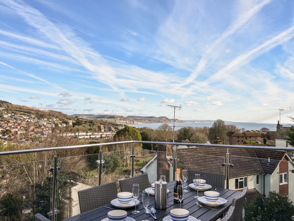 5 Victoria House — 4-Star Luxury Hotel in Lyme Regis, United Kingdom