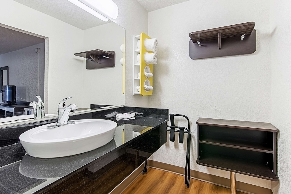 Motel 6 Pekin IL - photo 19
