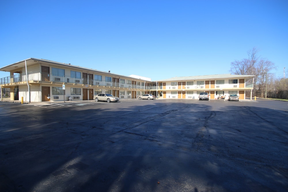 Royal Inn Charlotte Airport Hotel - photo 17