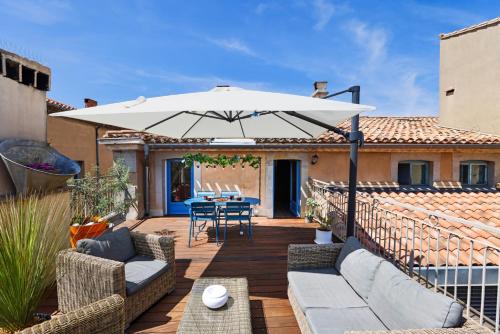 La Terrasse Tapaja Vue ConciergerieDameCarcas — 4-Star Luxury Hotel in Carcassonne, France