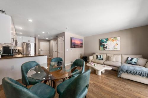 Carnelian Calm Pool BBQ Rooftop Walk to the Beach — 4-Star Luxury Hotel in Los Angeles, United States