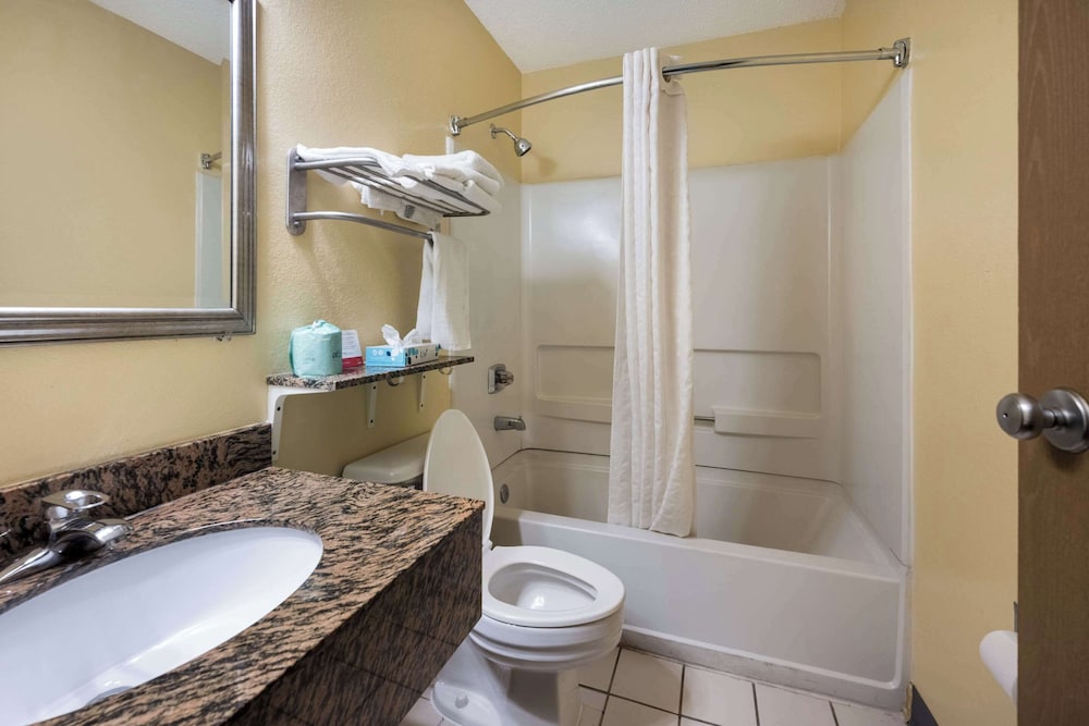 Econo Lodge Spotsylvania Town Center - photo 26