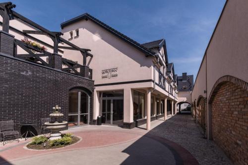Gosciniec Kasztel U Gostla — hotel in Murowana Goslina