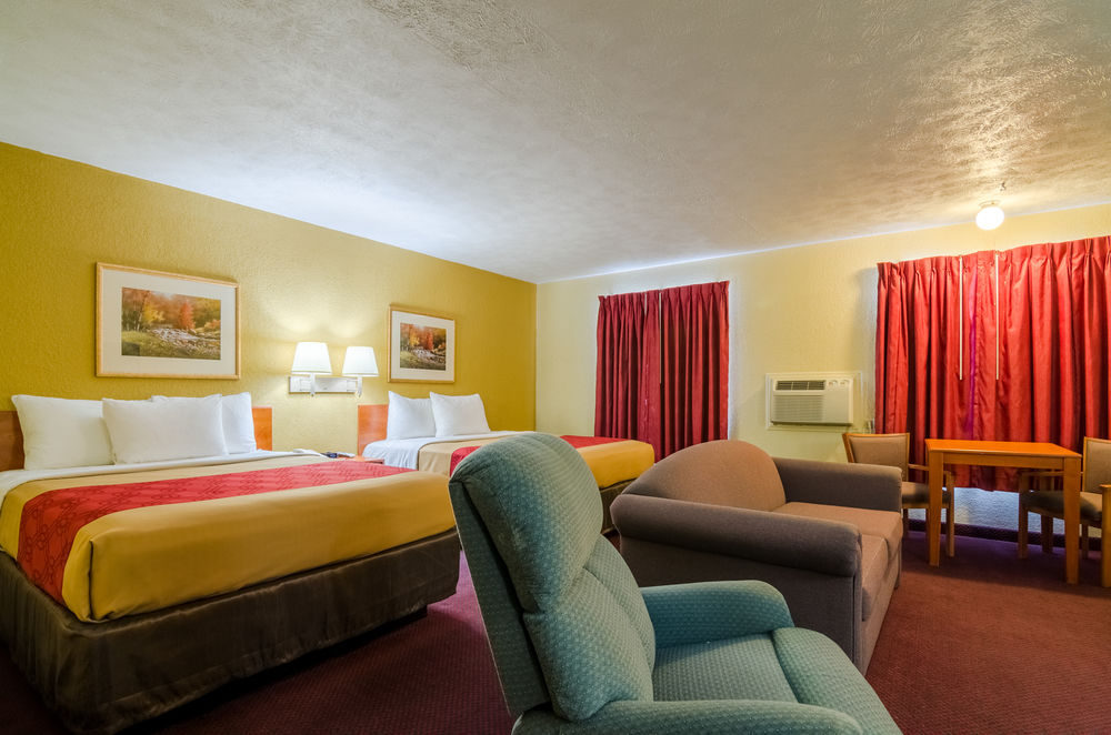 Econo Lodge Interstate 35 Exit 183 - photo 21