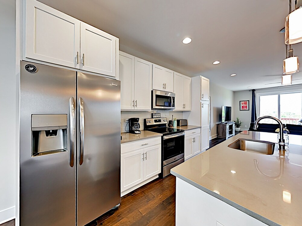 Visually Stunning 2BR 1.5BA Near Downtown Balcony w City View Nashville - photo 11